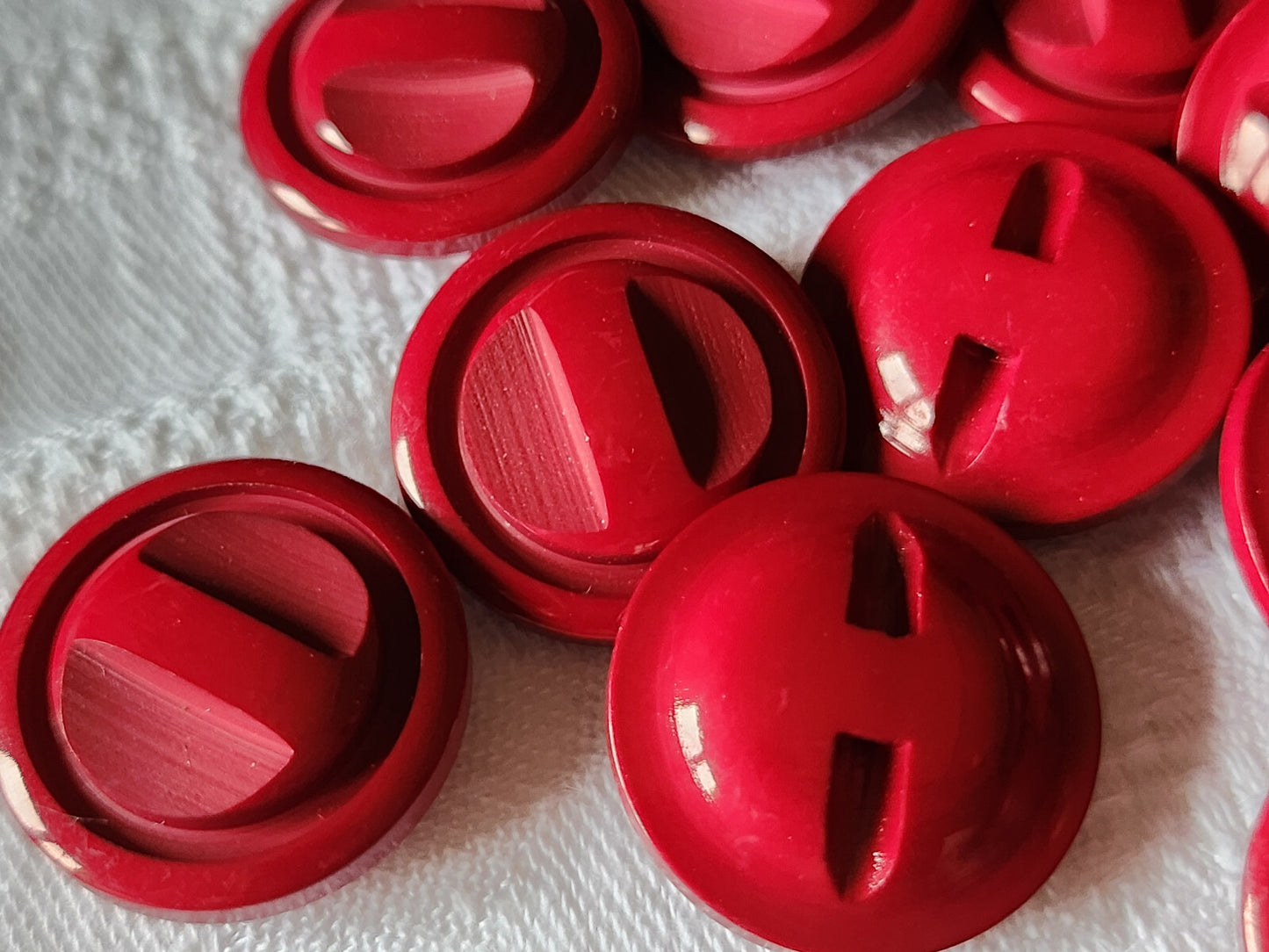 Lot 6 boutons vintage rouge à pied contraste 2,2 cm ref 3182