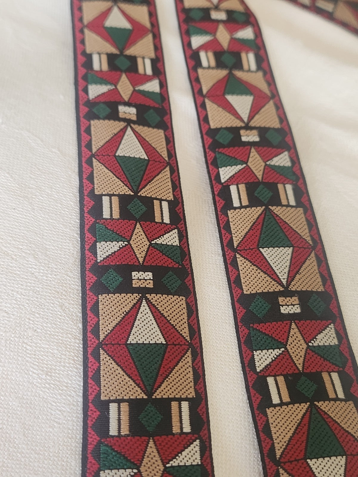 Large galon vintage motif géométrique vert marron rouge 3 mètres A5