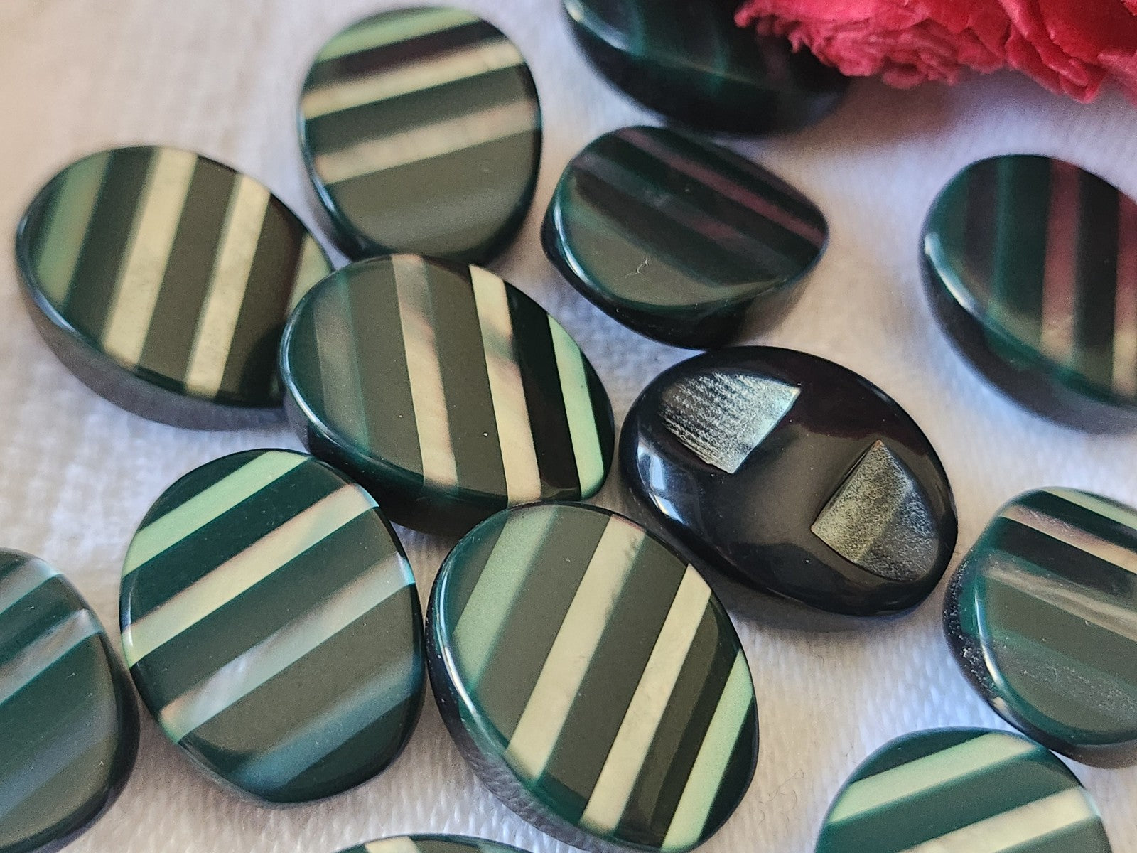 Lot 12 boutons vintage vert reflet nacré ovale pied 1,2 sur 1,7 cm ref 5287