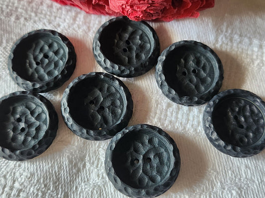Lot 7  boutons vintage noir mat effet martelé trous  2 cm ref 3259