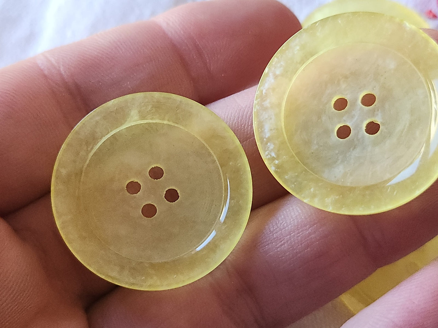 Lot 5 gros  boutons vintage  jaune à trous 3,1 cm ref 5265