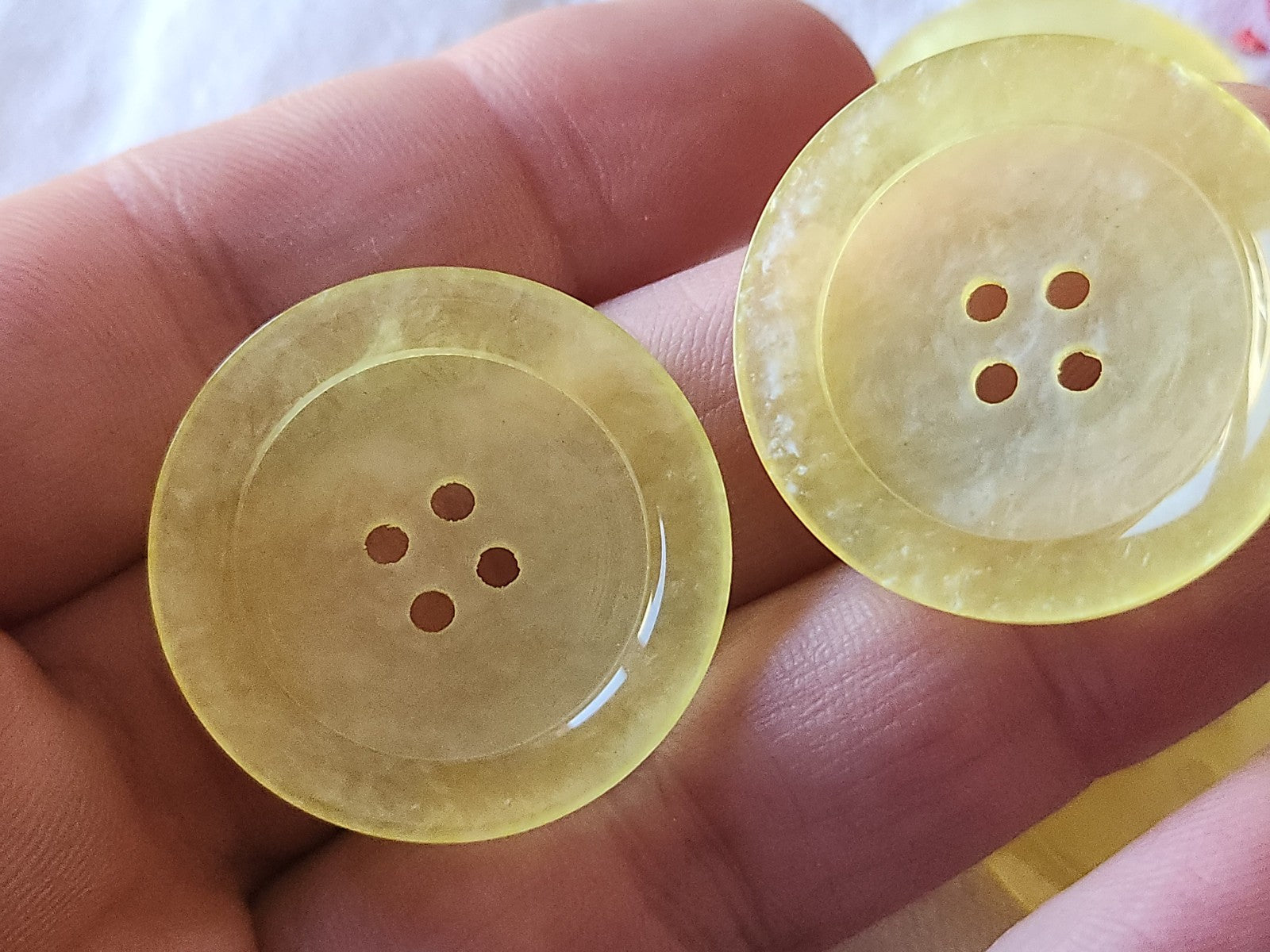 Lot 5 gros  boutons vintage  jaune à trous 3,1 cm ref 5265