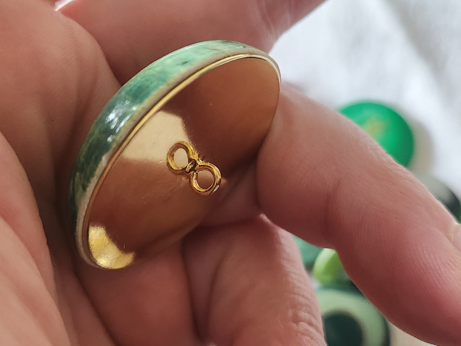 Collection bouton ancien Ceramique vert pied metal parurier 3,4 cm  G13o