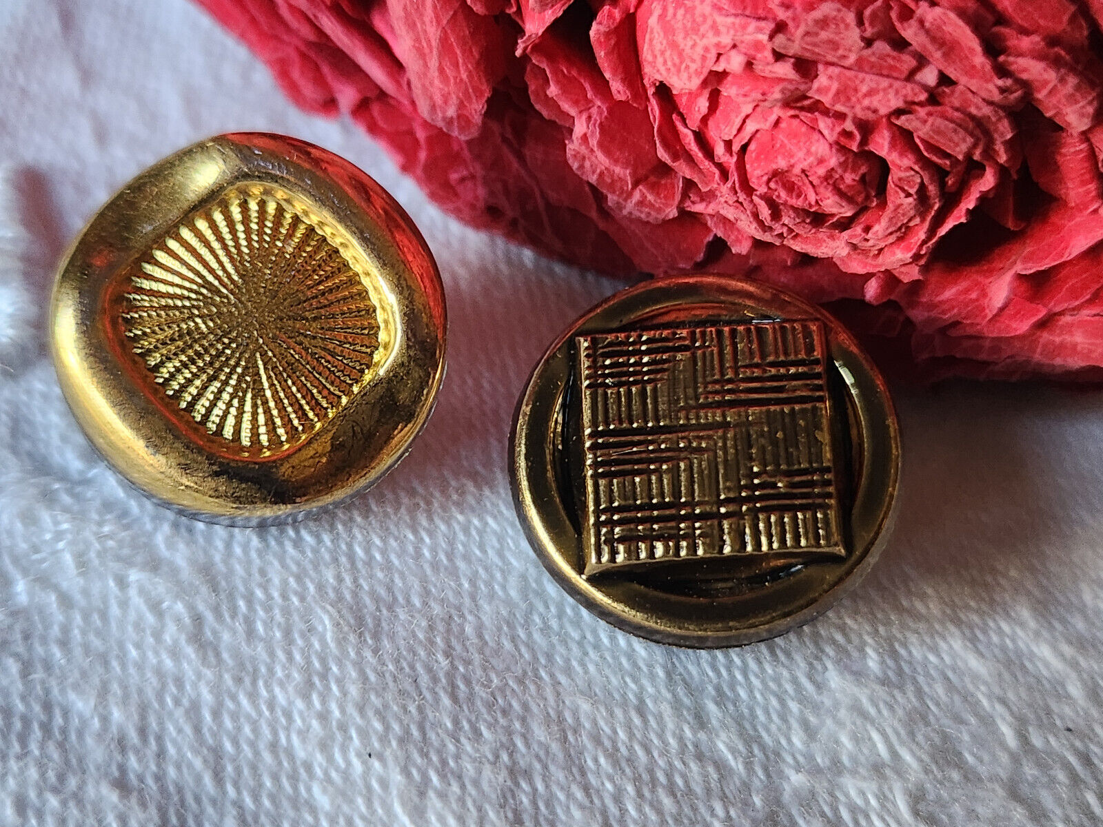 Duo boutons vintage en verre doré or travaillé diamètre 1,7 cm  D7Q