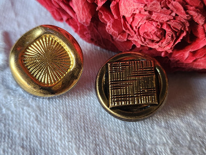 Duo boutons vintage en verre doré or travaillé diamètre 1,7 cm  D7Q