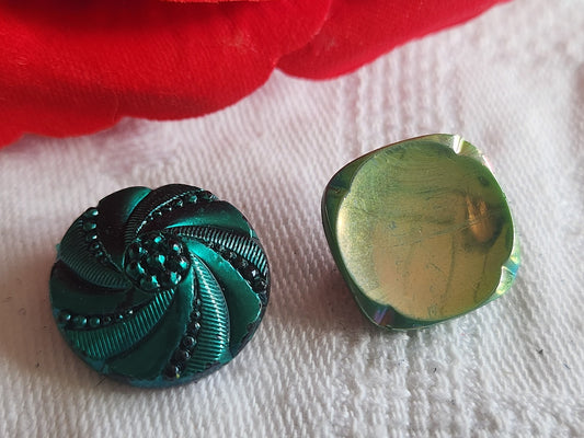 Duo boutons vintage en verre vert à pied 1,6 et  1,8 cm D5K