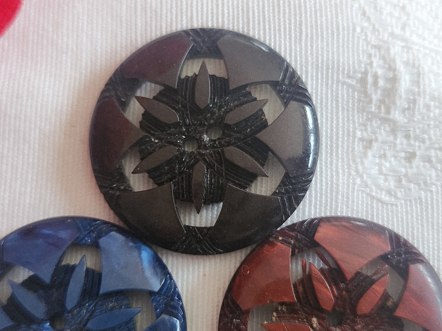 Trio boutons vintage gros découpis ajouré à trous 2,7 cm D15D
