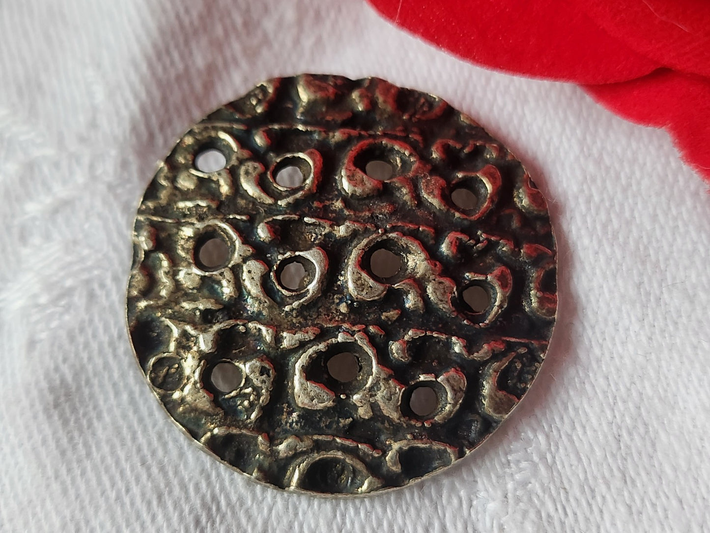 Superbe bouton vintage en métal ajouré 3 cm volume G13D
