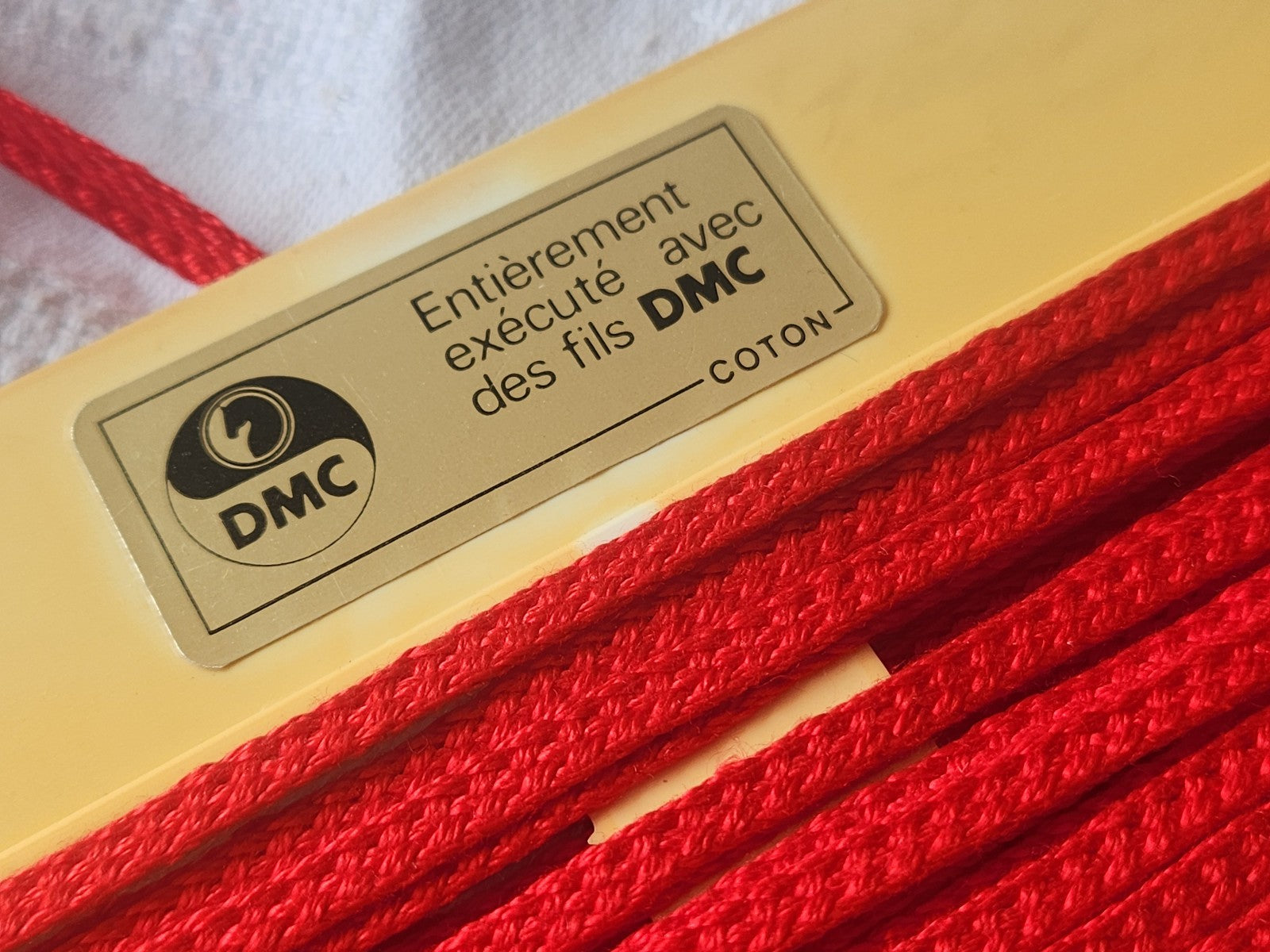 Galon vintage rouge fin 5 métres sur 0,4 cm DMC  A2