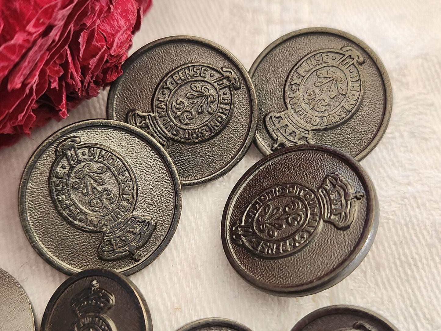 Lot 10 boutons vintage en métal argenté chevalier blason 1,5 et 2 cm ref 287