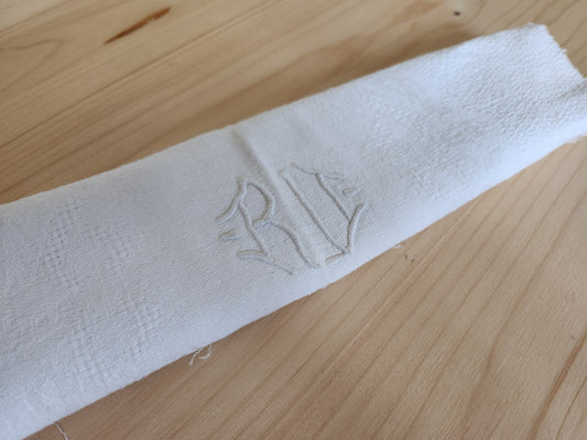 Monogramme ancien RU  pour création récup patchwork couture B8