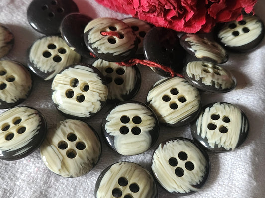 Lot 9 jolis boutons vintage creme effet corne trous 1,8 cm ref 7045