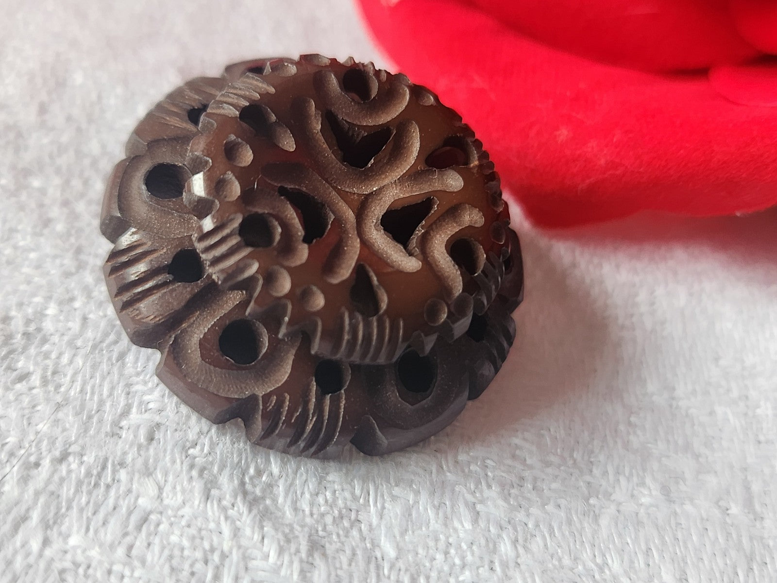 Gros bouton ancien collection marron sculpté joli ajouré motif 2,6 cm ref 3225