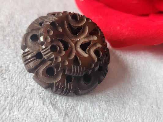Gros bouton ancien collection marron sculpté joli ajouré motif 2,6 cm ref 3225
