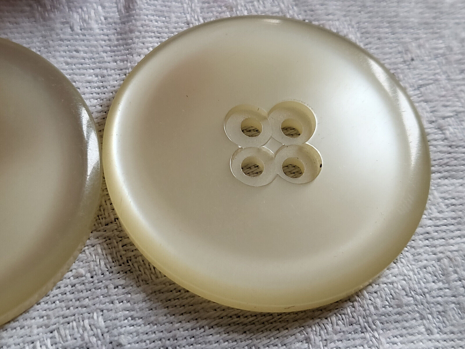 Duo gros boutons vintage blanc effet iminacre diamètre 3,6 cm ref 2617