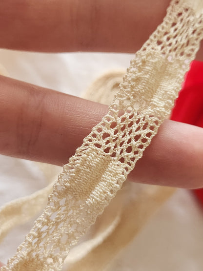 Dentelle ancienne beige 2 mètres 75 sur 1,3 cm fait main T2-5