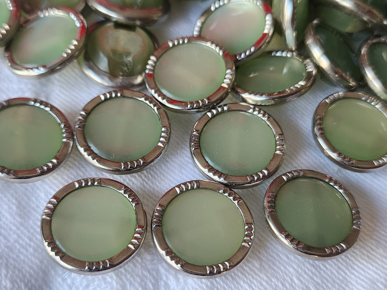 Lot 19 boutons vintage vert nacré metal argenté pied 1,6 cm ref 3917