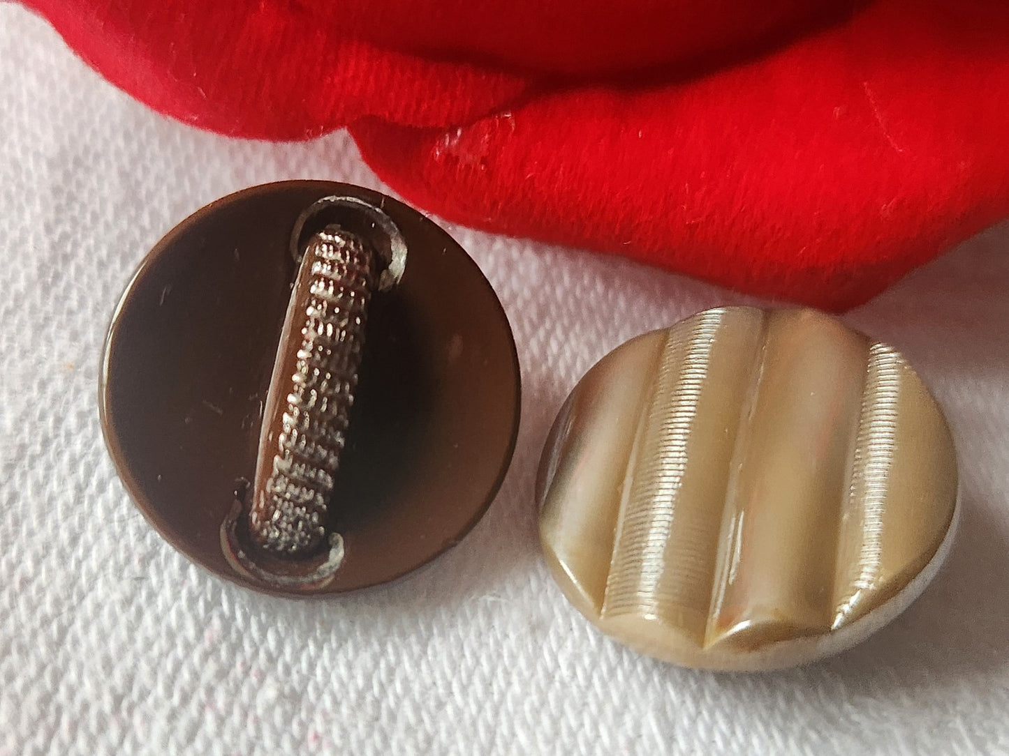 Duo boutons anciens en verre marron travaillé vintage 1,7 et 1,8 cm D9A