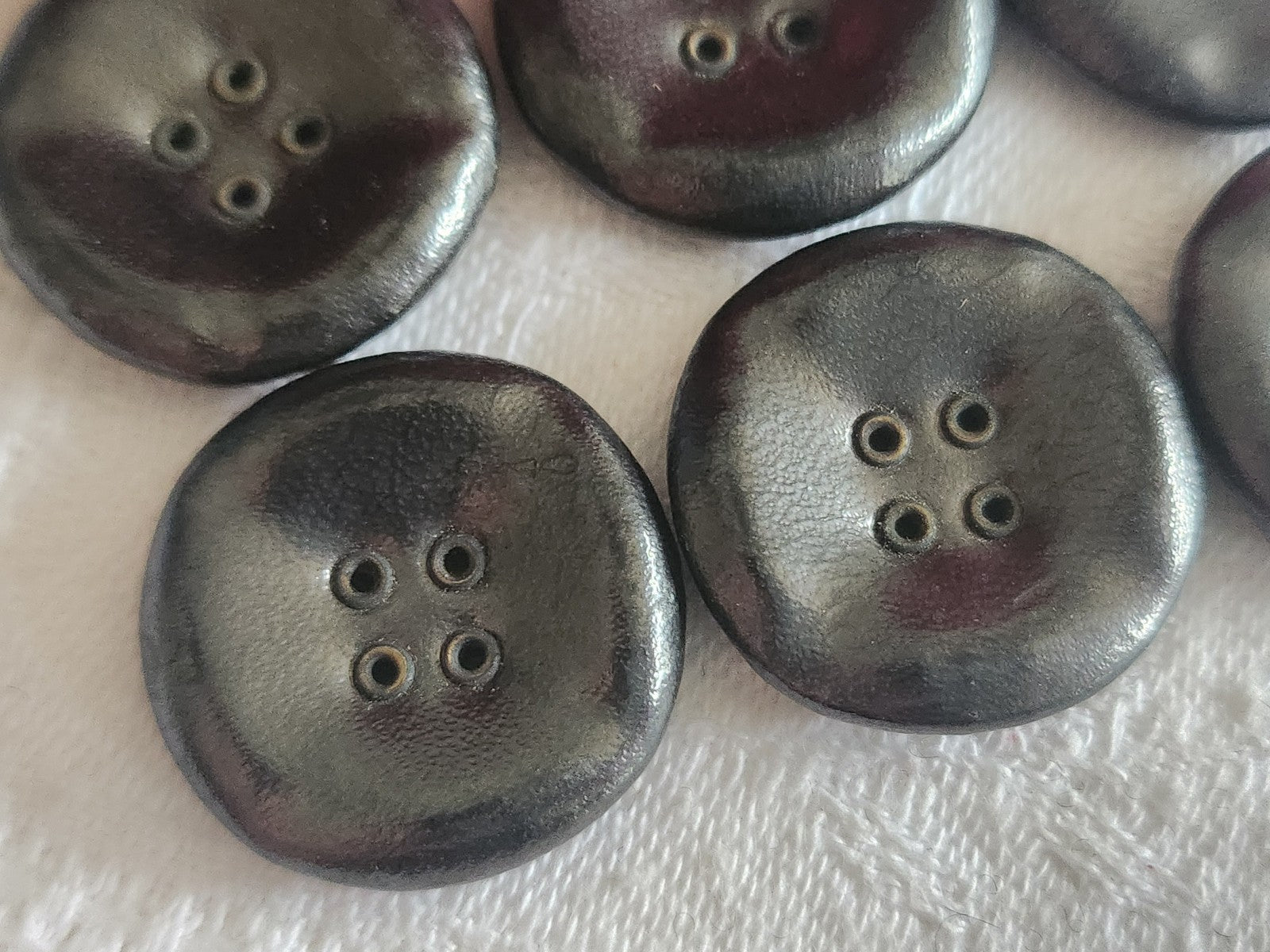 Lot  6 boutons anciens en cuir gris passants 2,3 cm ref 6085