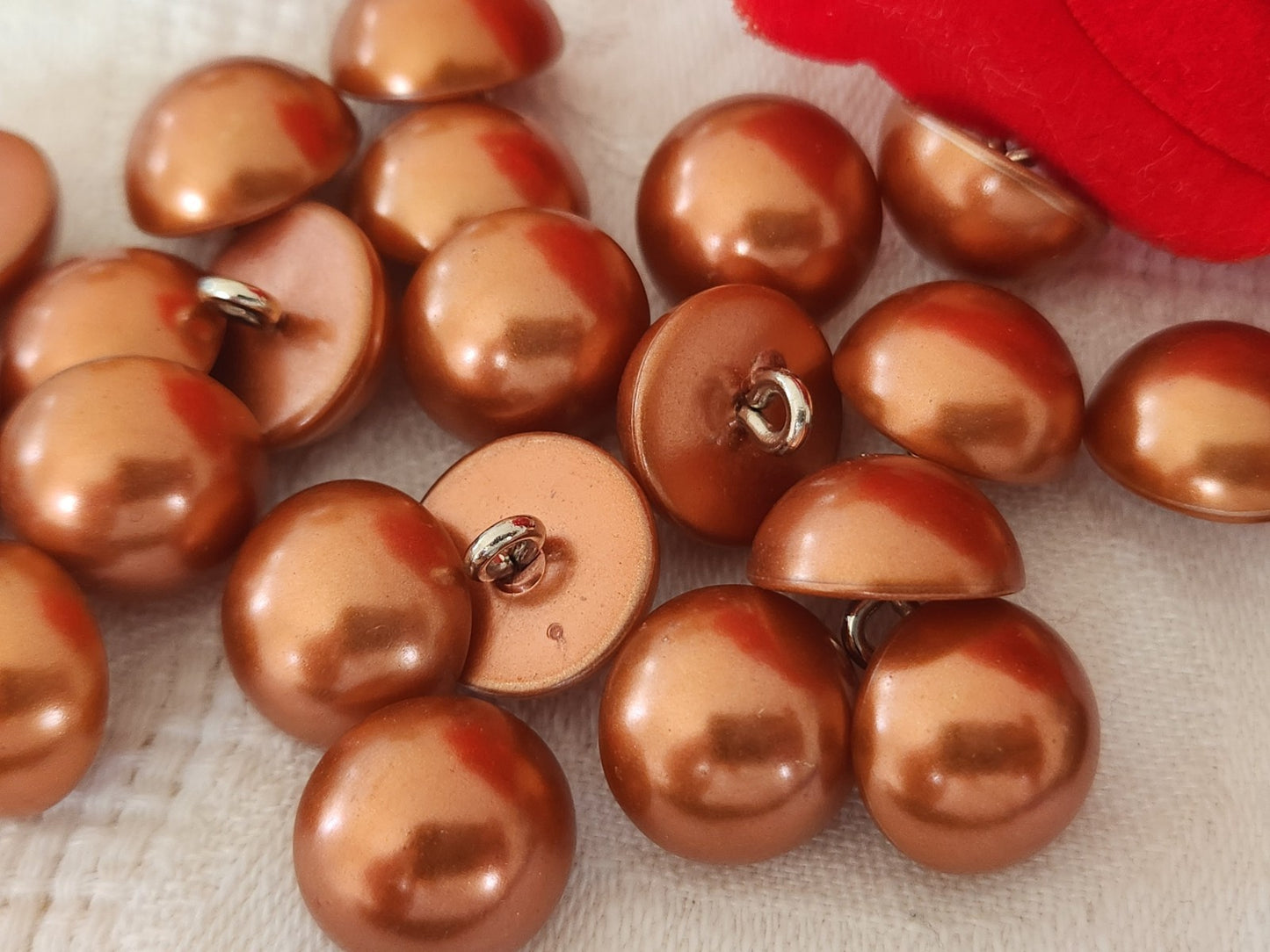 Lot 21  boutons orangé  fond d 'atelier 1,3 cm pied métal  ref 5959