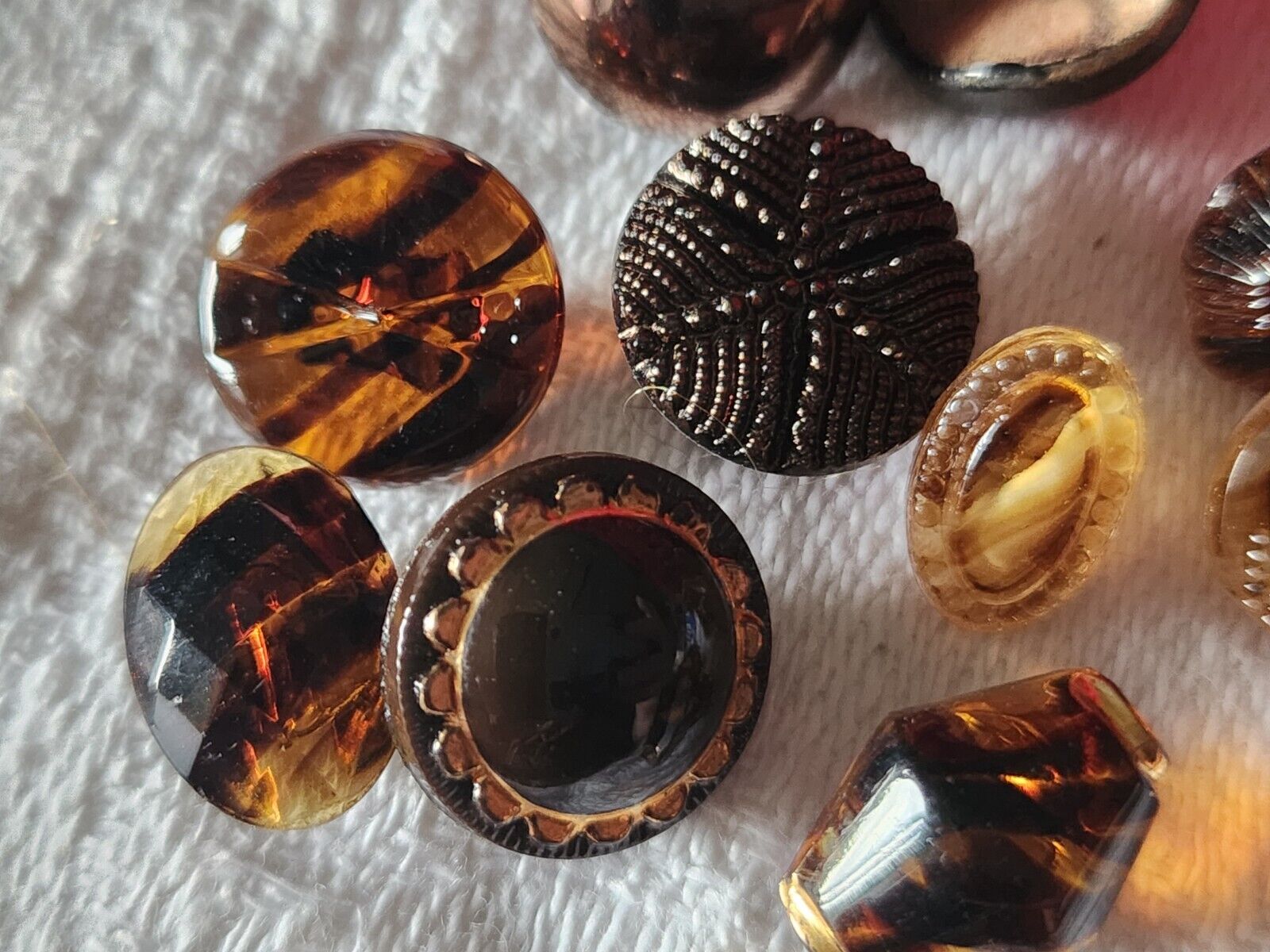 Lot 10 boutons anciens en verre panaché  marron 1,1 à1,3 cm G4R