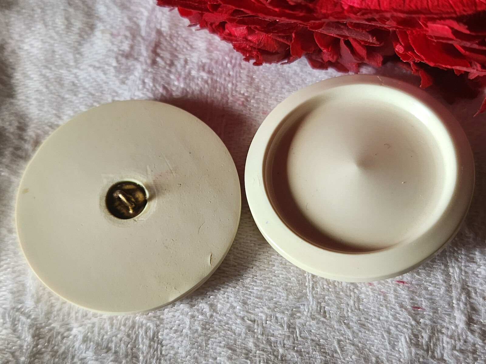 Duo enormes boutons anciens blanc pied métal 3,6 cm ref 5093