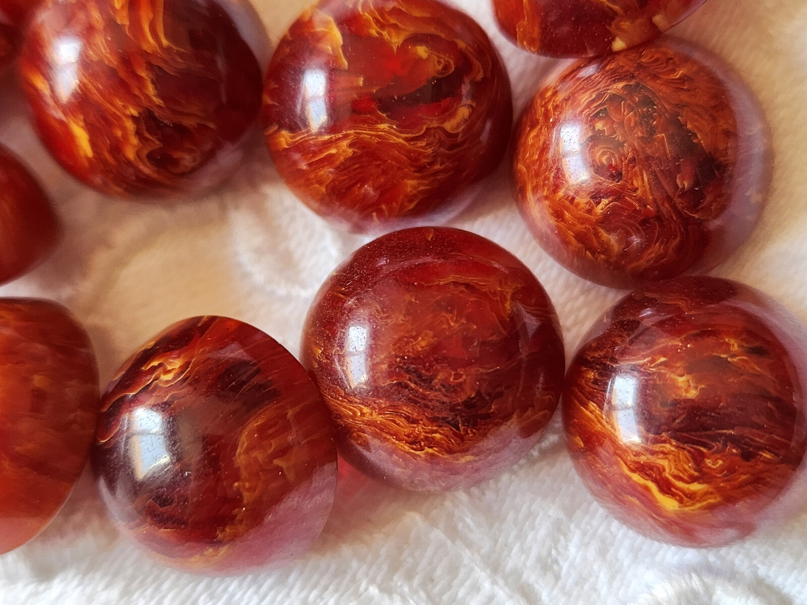 Lot 10 superbes boutons vintage rouge moucheté volume pied 1,5 cm ref 5504