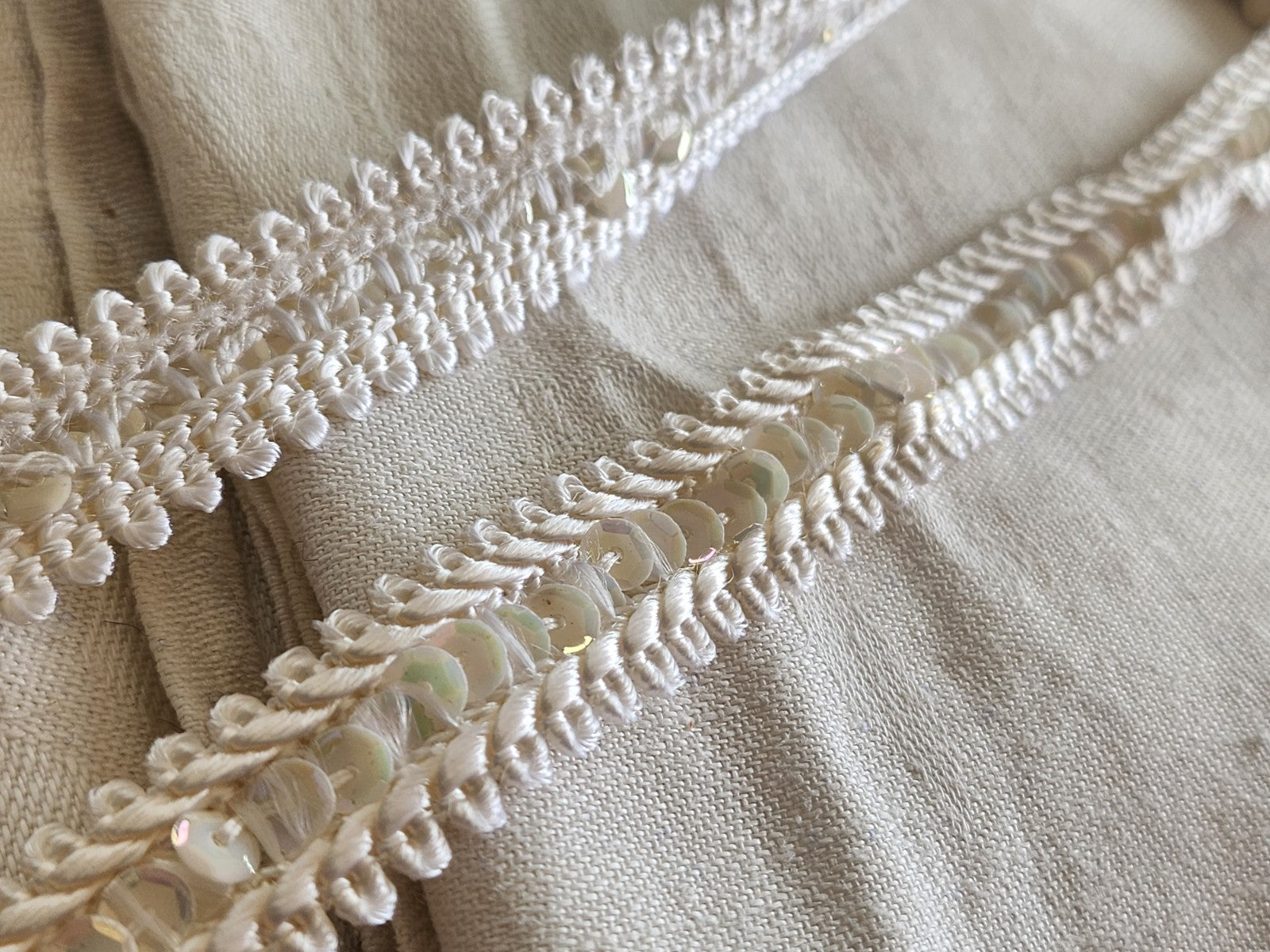 Galon vintage blanc sequin mordoré soyeux 2 mètres  sur 1,6 cm A5