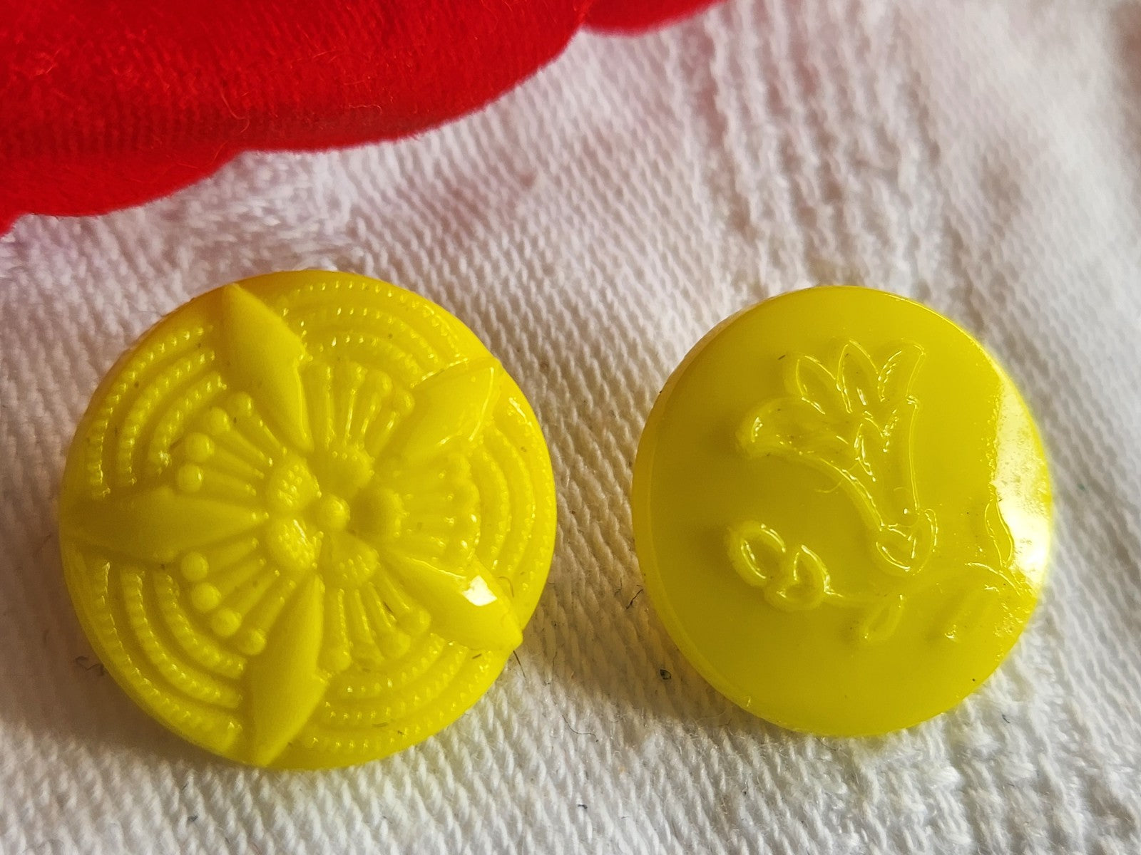 Duo boutons vintage en verre jaune fleur  travaillé  1,8 cm D5E