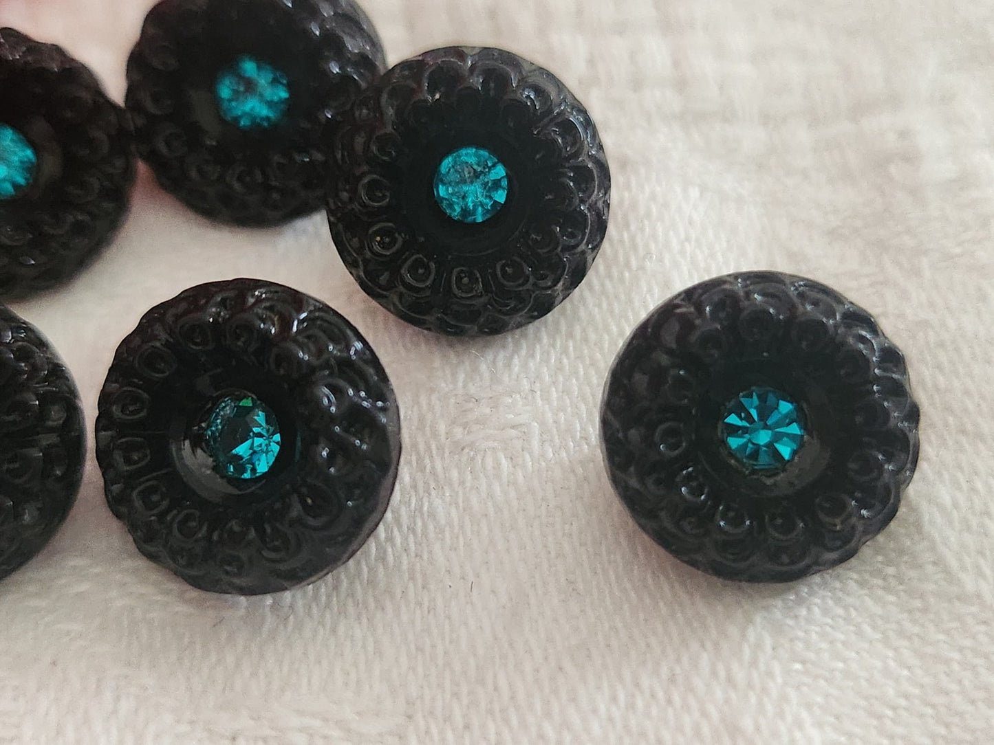 Lot 6 boutons vintage en verre noir avec strass  vert 1,3 cm ref 6359