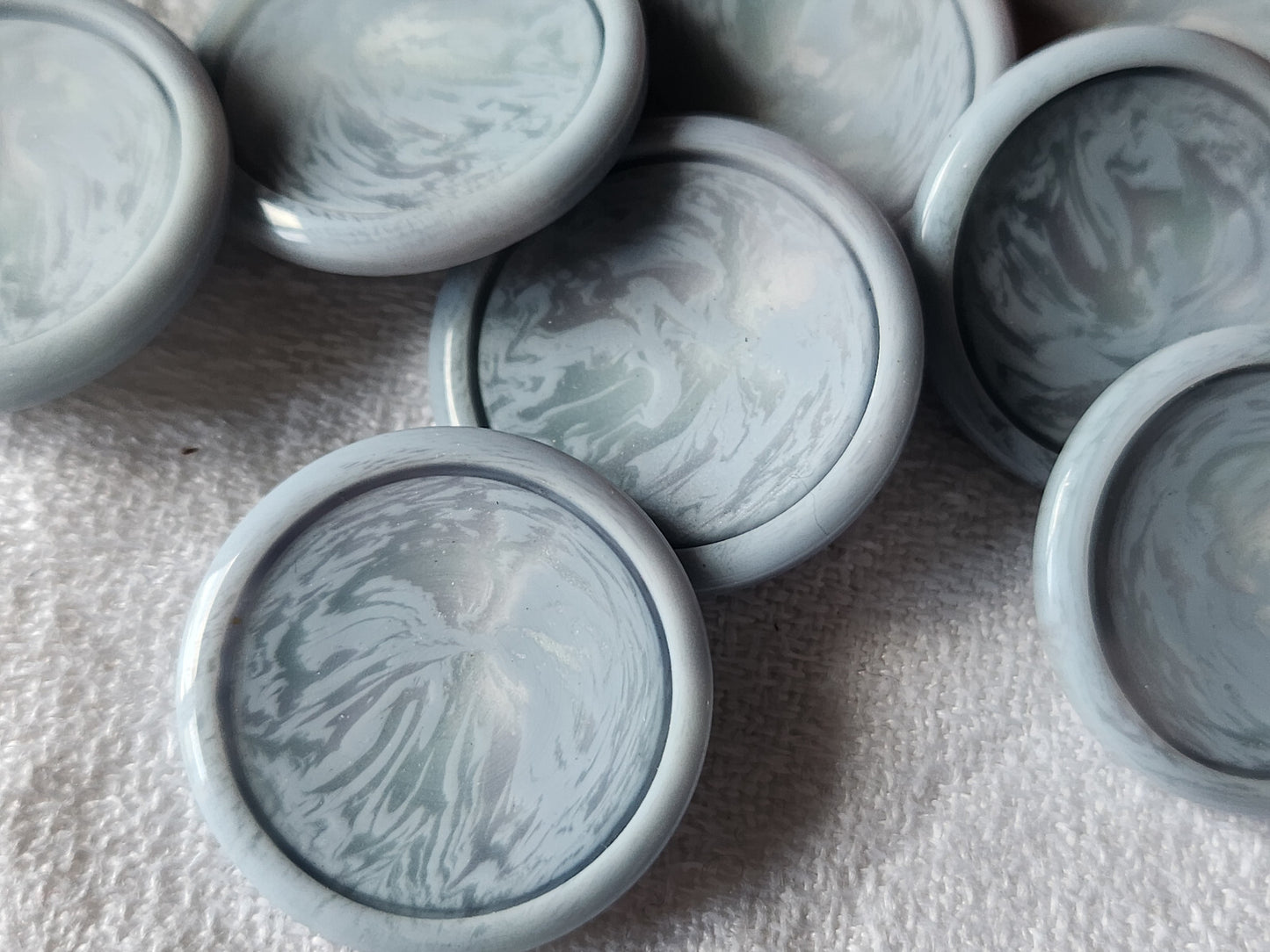 Lot 6 gros boutons vintage bleu chiné fond nacré à pied 2,6 cm ref 1471