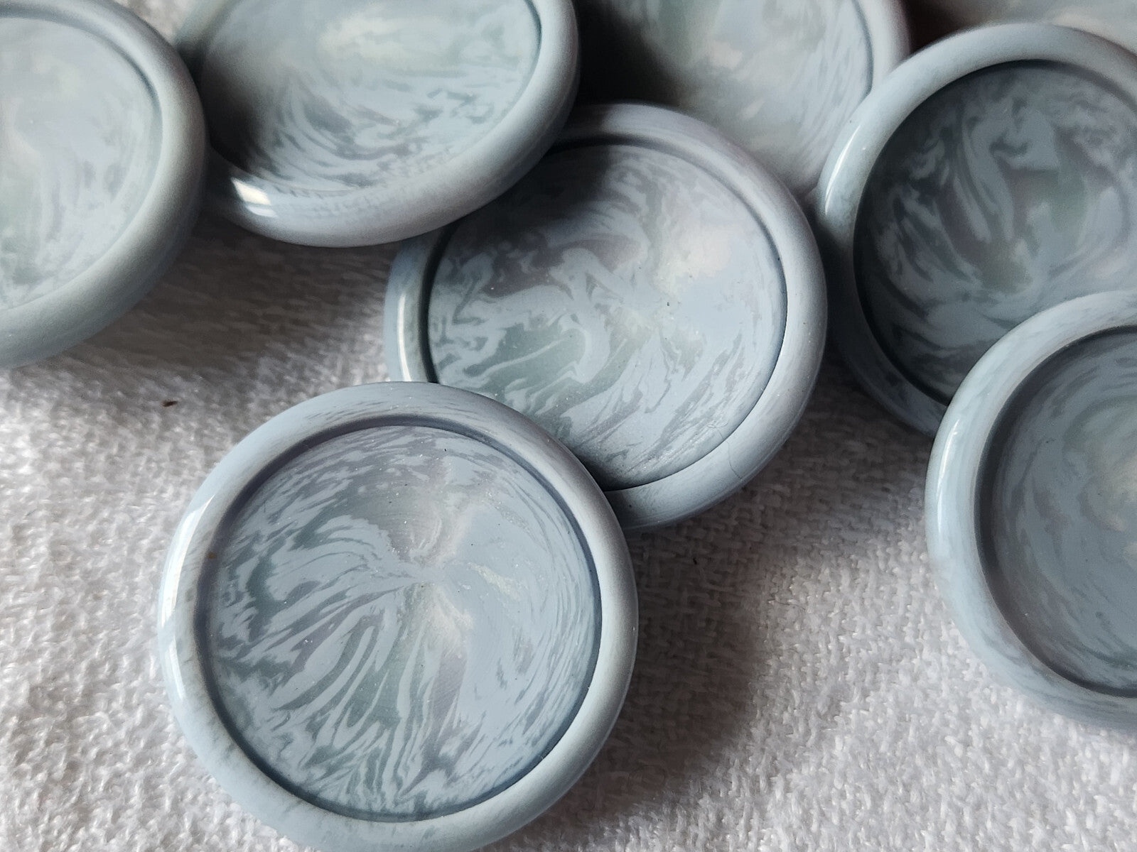 Lot 6 gros boutons vintage bleu chiné fond nacré à pied 2,6 cm ref 1471