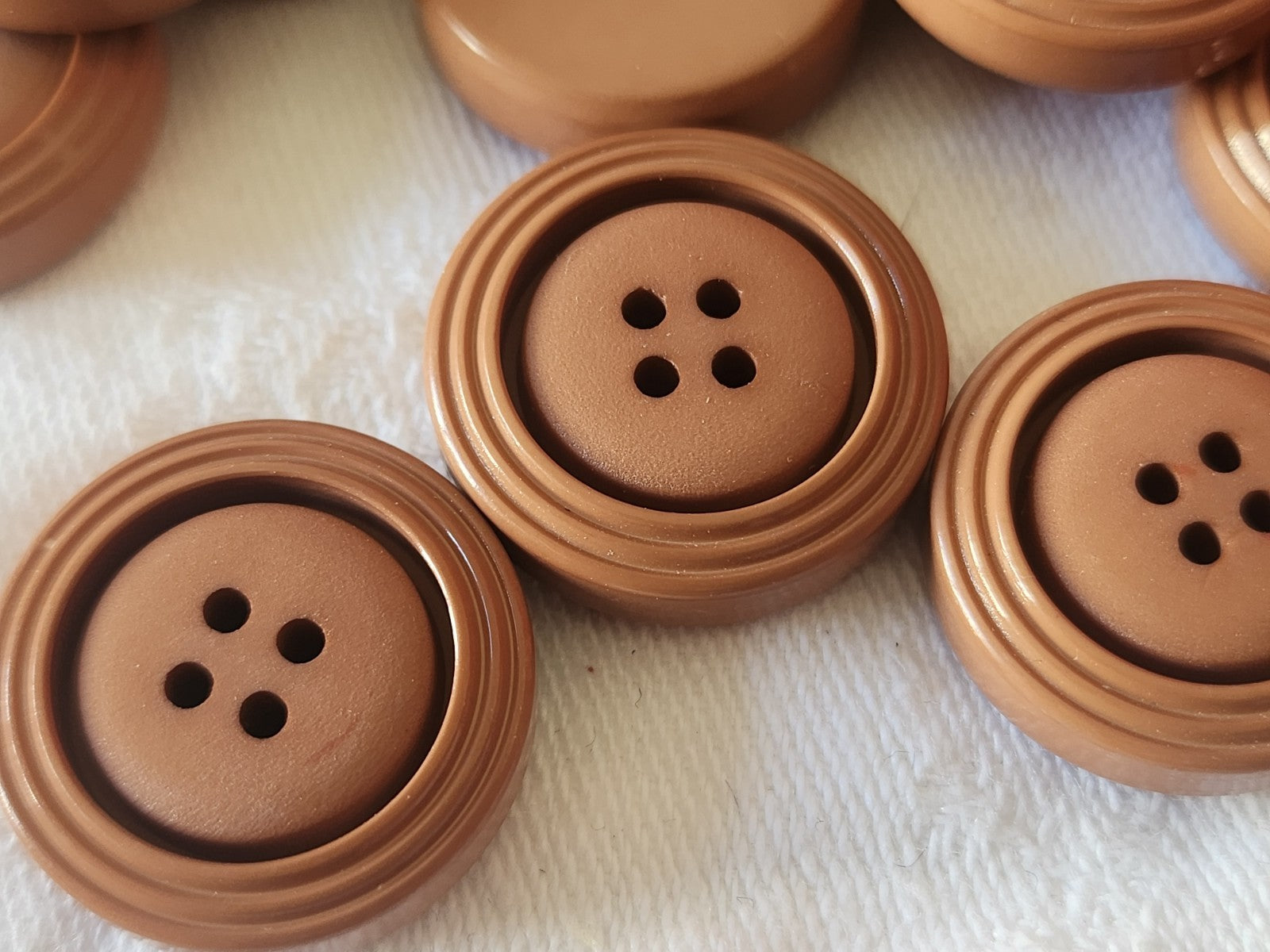 Lot 6 boutons vintage marron épais mat trous  2,2 cm ref 6114