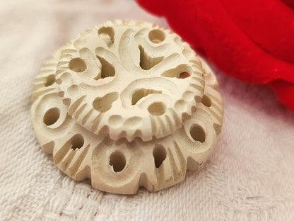 Bouton ancien collection créme sculpté joli ajouré motif 3 cm  ref 5953