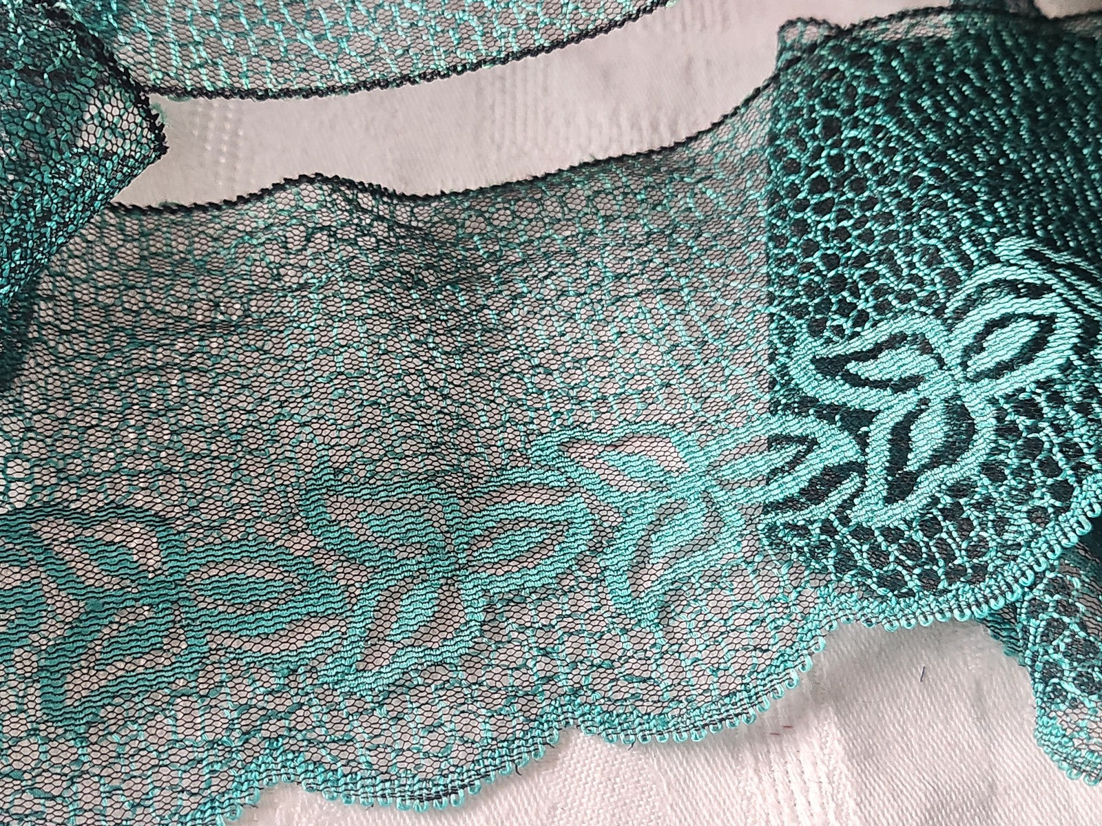Large dentelle vinatge lumineuse bleu au métre sur 9,7 cm A2