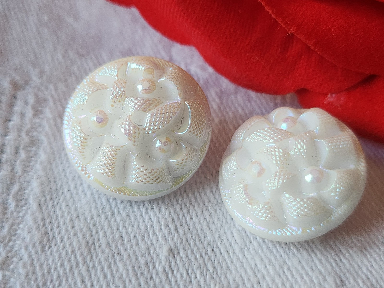 Duo boutons vintage en verre blanc mordoré rose irisé 1,7 cm D3G