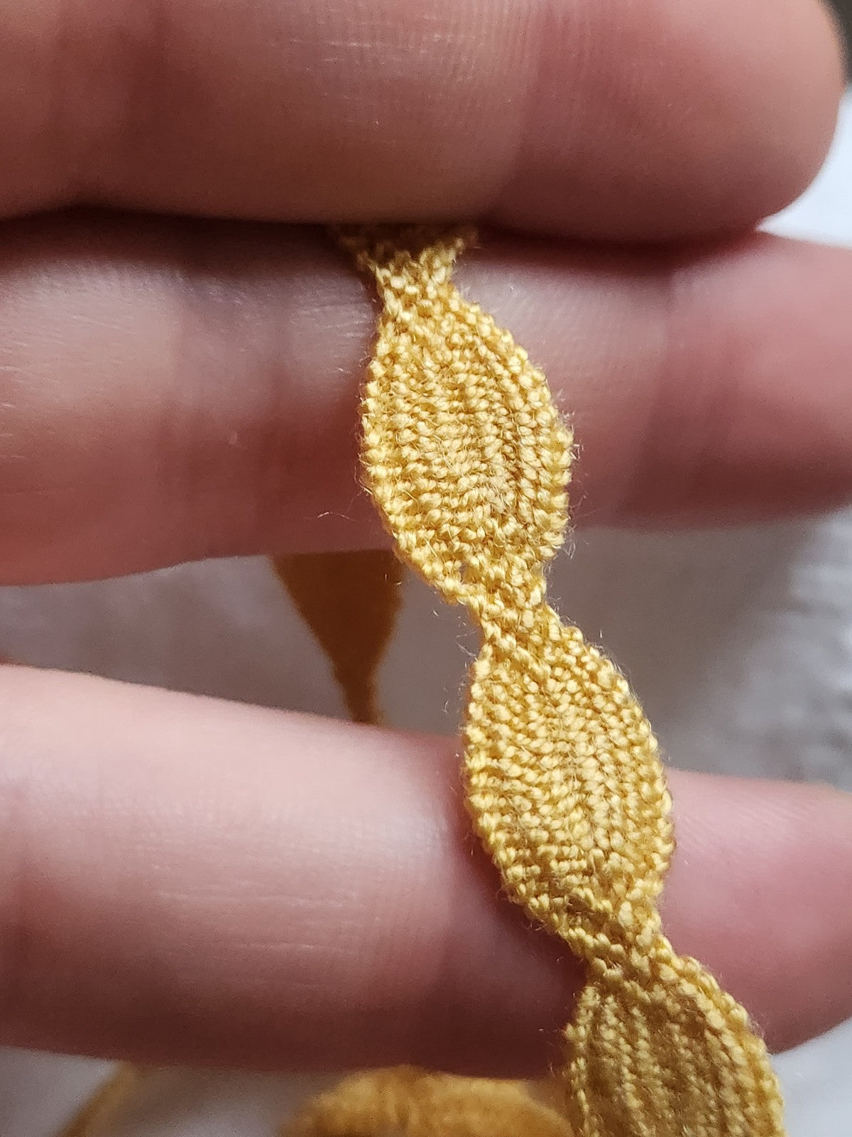 Dentelle galon vintage  jaune coton 3 métres sur 1 cm A2