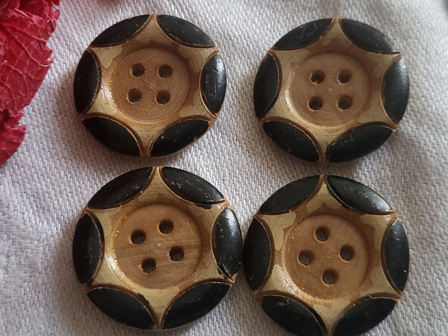 Lot 4 boutons anciens en bois peint noir motif cœur 2,2  cm  ref 5698