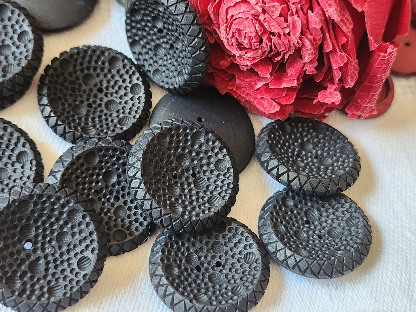 Lot 18 7 boutons vintage noir mat  alveole dentelle relief 2,1 cm ref 3068