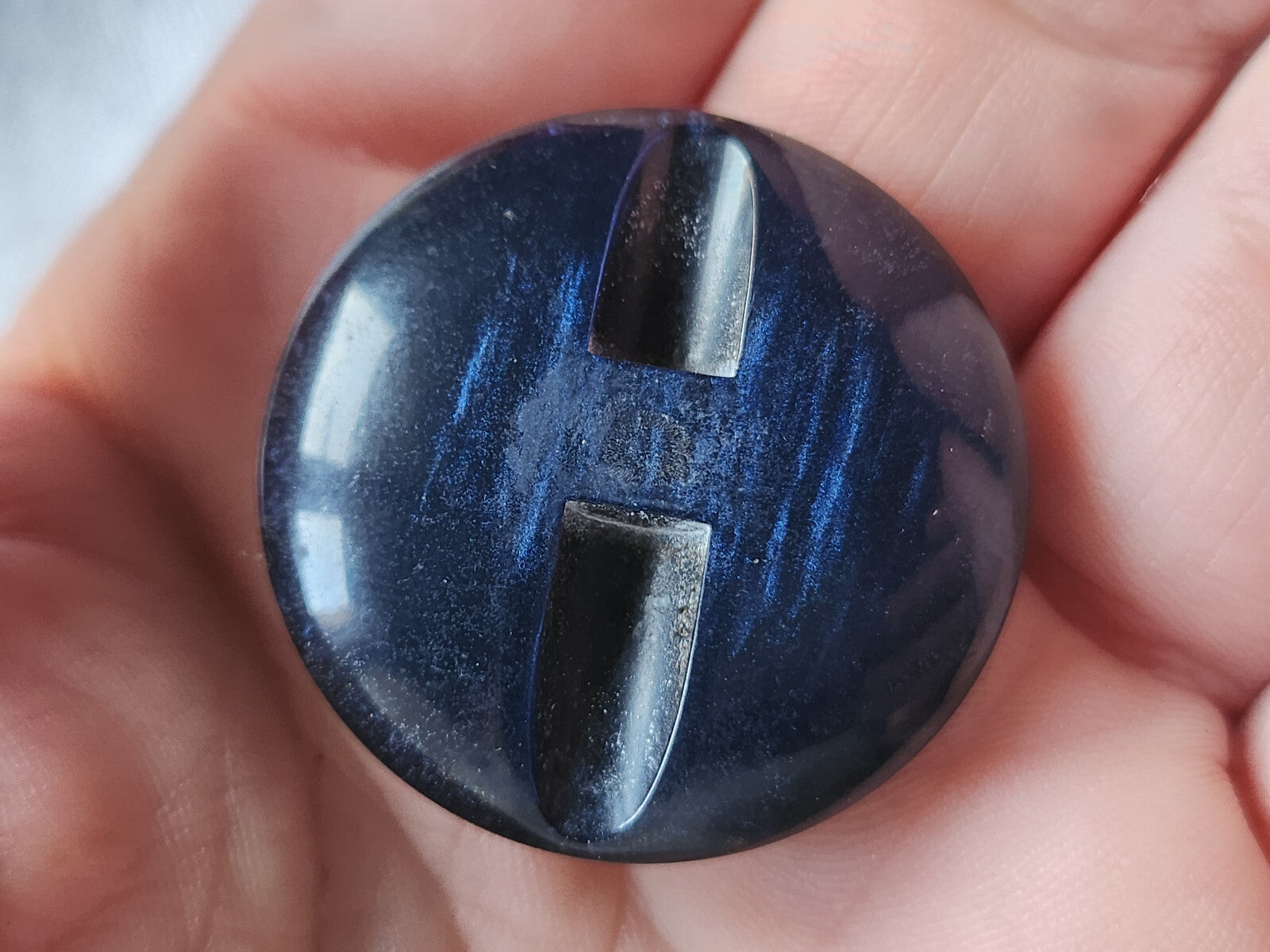 Gros bouton vintage inclusion doré pied bleu superbe 3,3 cm ref 6018