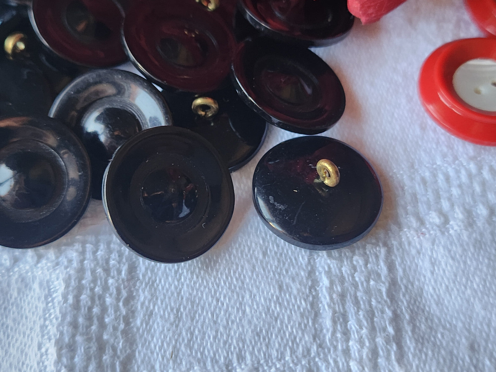 Lot 8 boutons anciens noir à pied en métal 1,9 cm ref 392