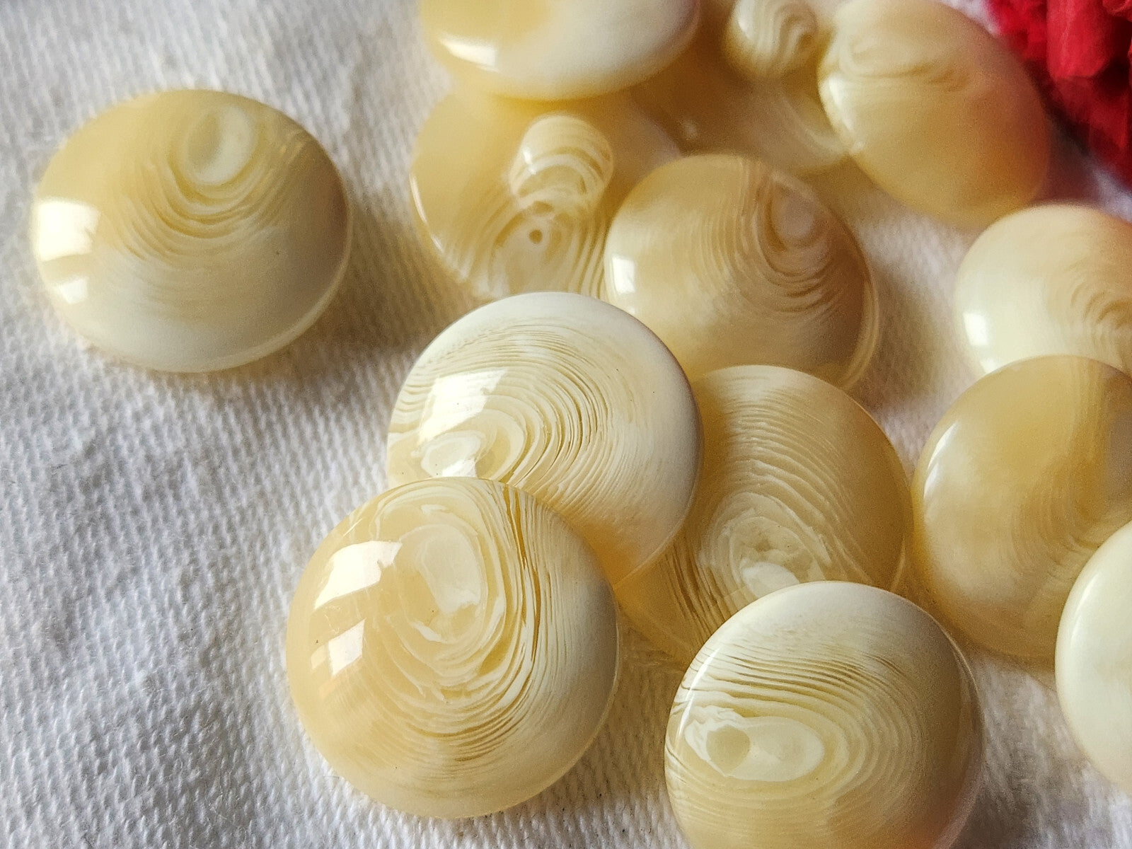 Lot 13 boutons vintage creme beige  veiné  pied transparent  1,8 cm ref 926