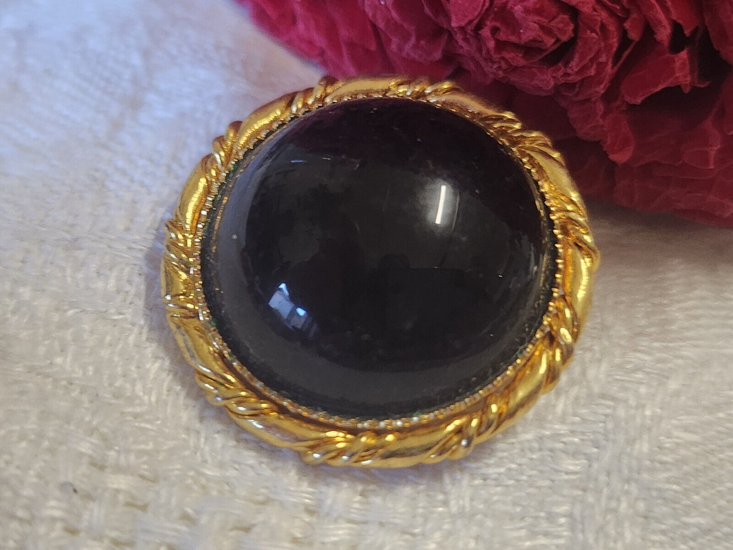 Gros bouton vintage en métal doré et noir bombé pied 2,5 cm ref 0035