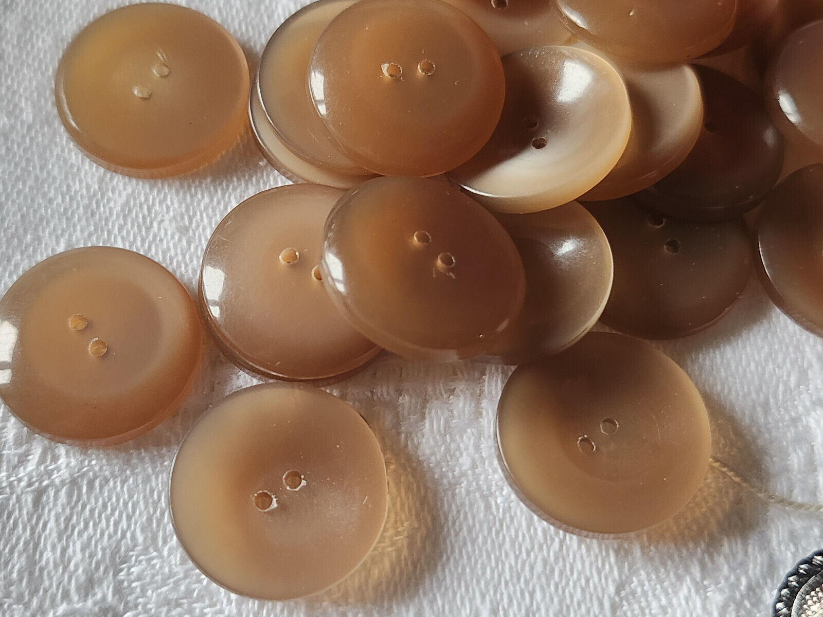Lot 20 boutons vintage  marron lumineux 1,7 cm à trous  ref 2512