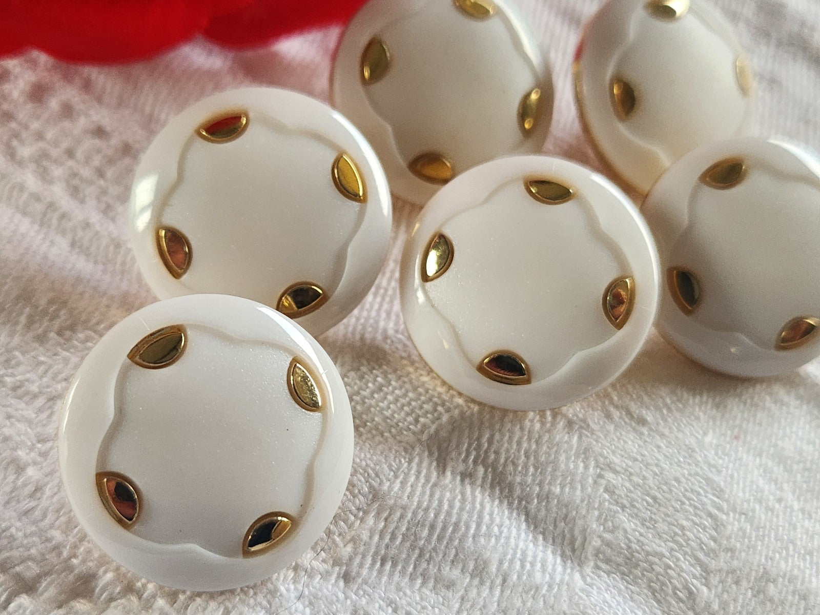 Lot 6 boutons vintage blanc doré à pied diamètre 2,1 cm ref 2383