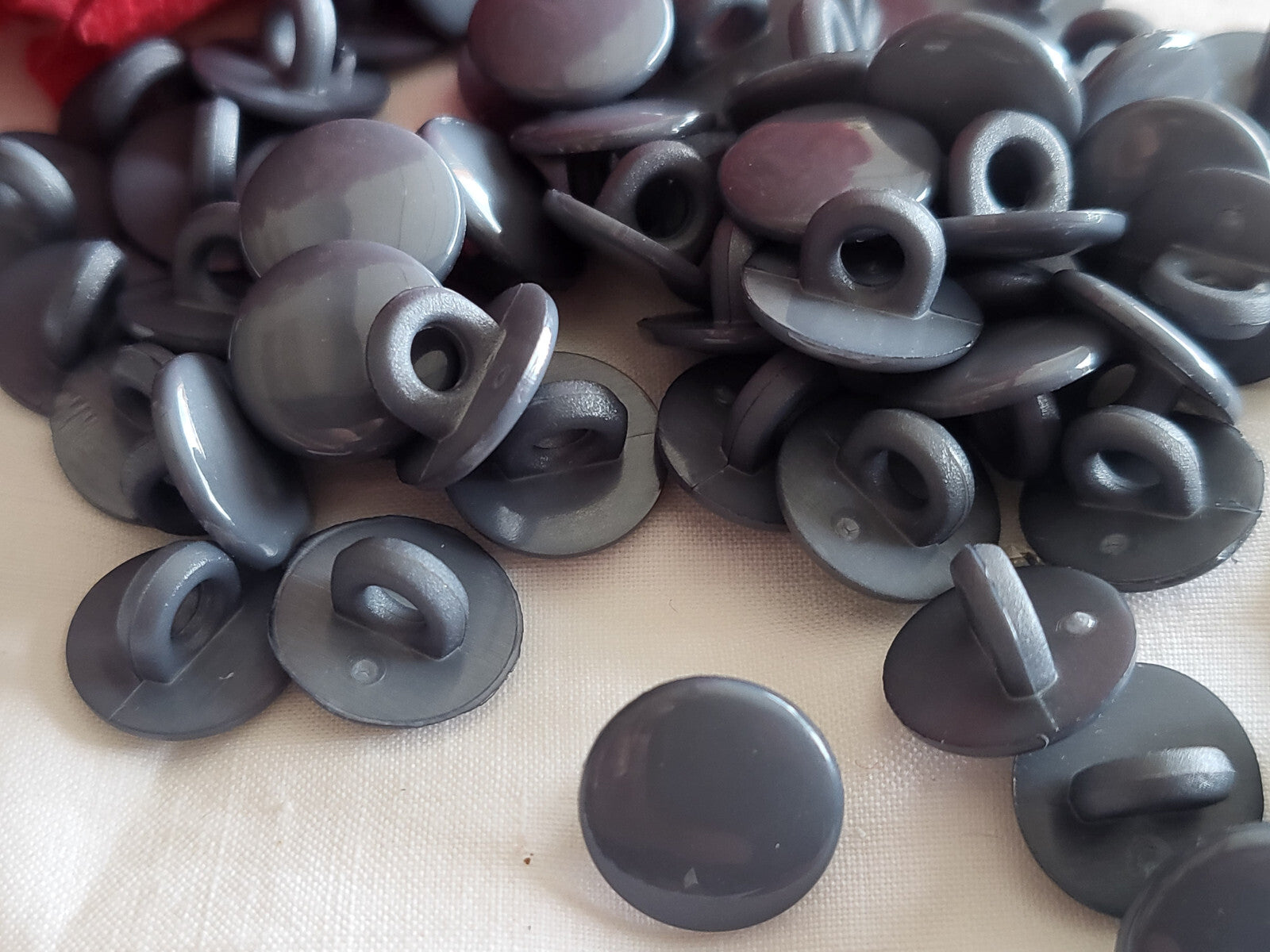 Lot 65 boutons gris mini petits  à pied diamètre 1 cm reF 3808