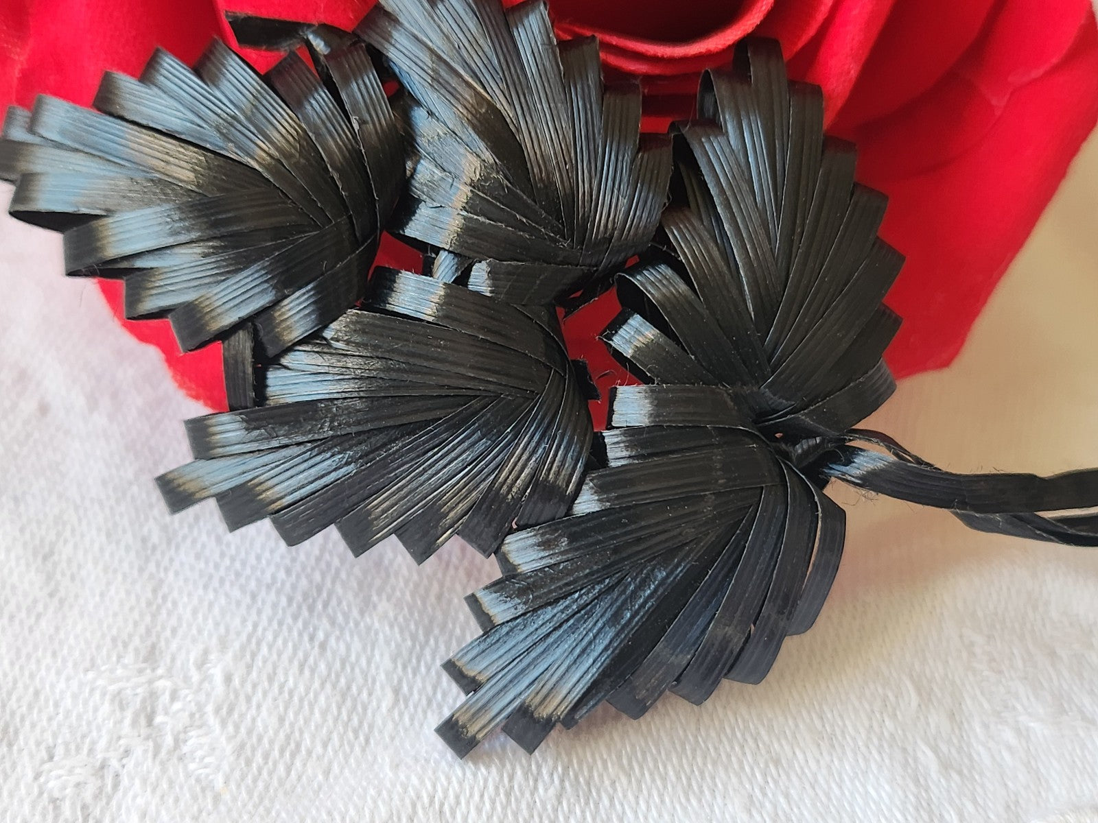 Ancien ornement chapeau creation modiste fleur rafia noir