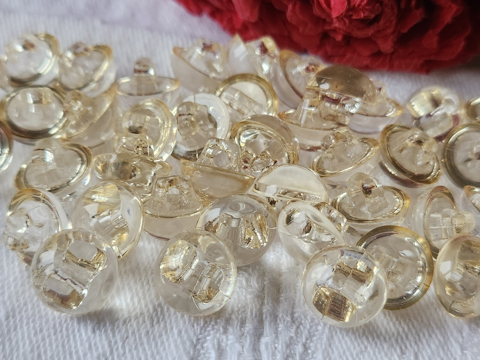 Lot 18 petits boutons vintage transparent legerment jaune pied 1,1 cm ref 949