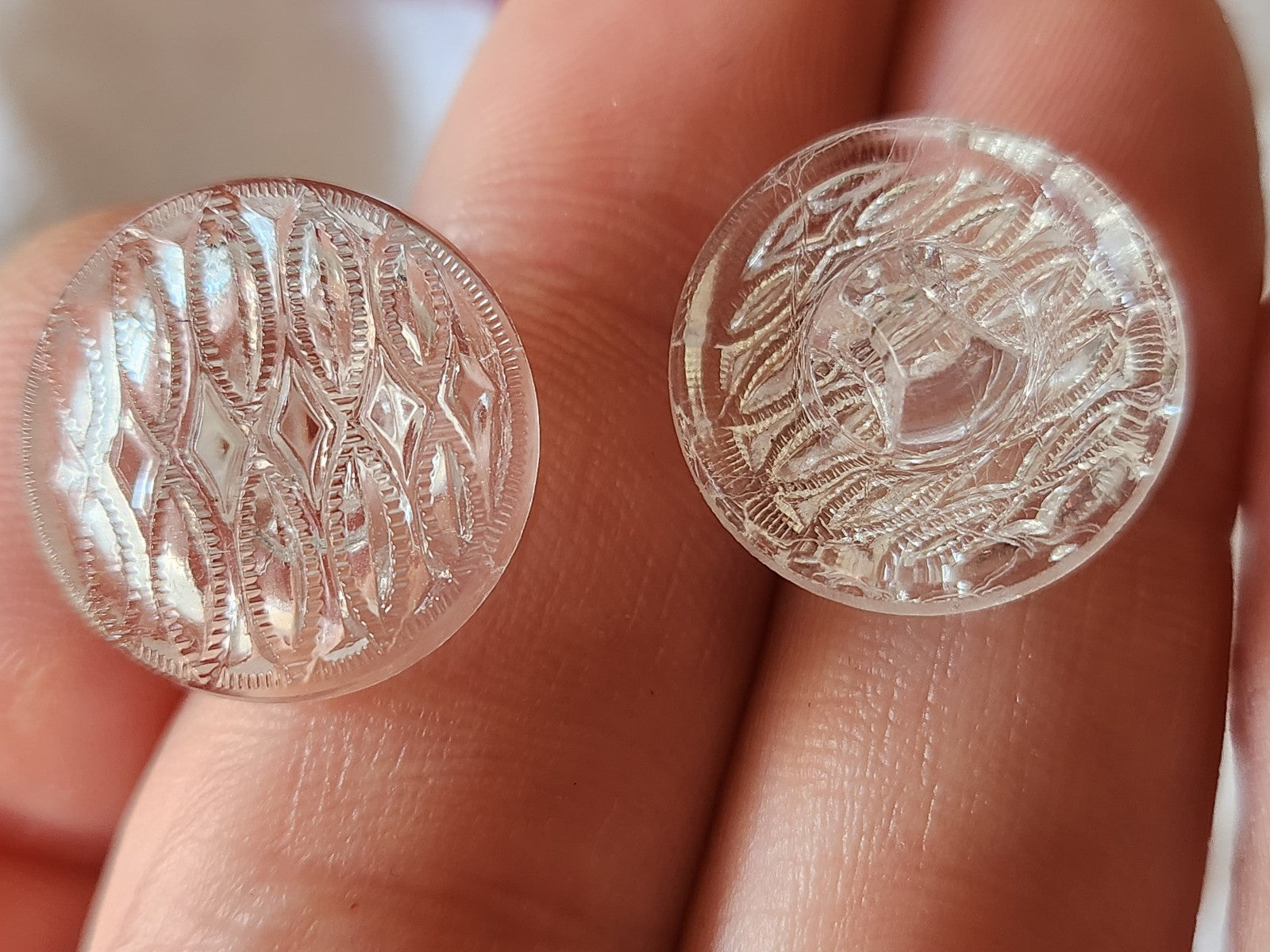 Lot 6 boutons anciens en verre transparent pied relief 1,7 cm ref 3010