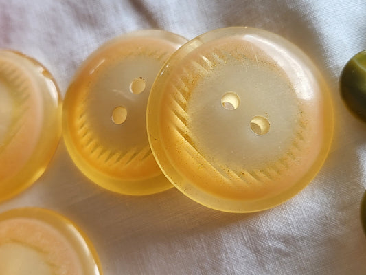 Lot 6 gros boutons vintage épais inclusion saumon doré à trous  2,8 cm ref 1047